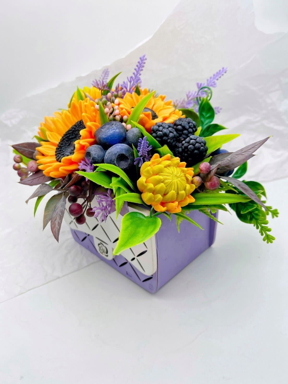 Букет «Подсолнухи и ягоды, сумочка»