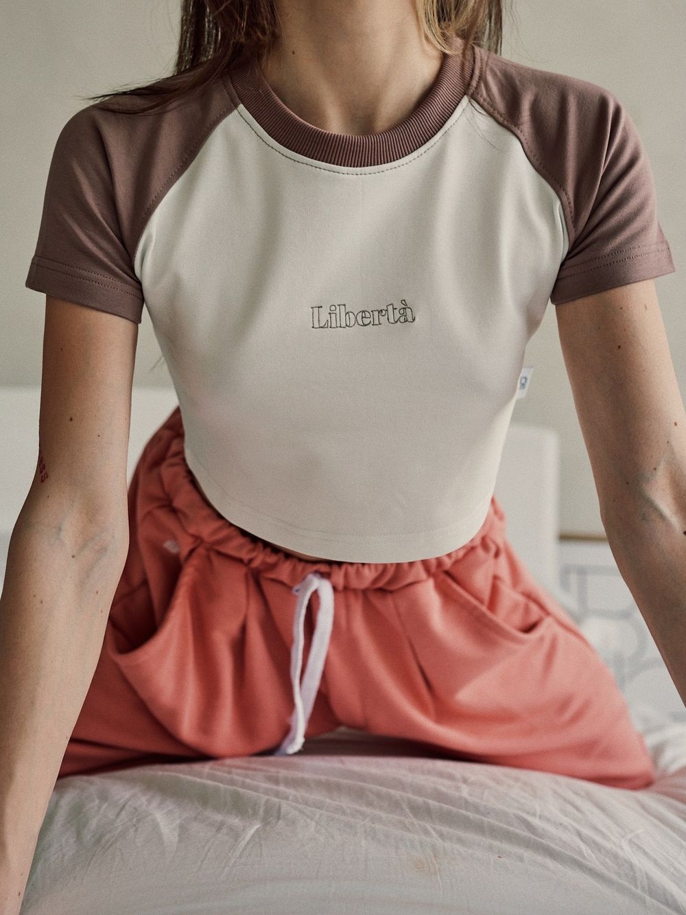 Топ One Two Raglan Crop Duo Tofu & Sinopia Fresco