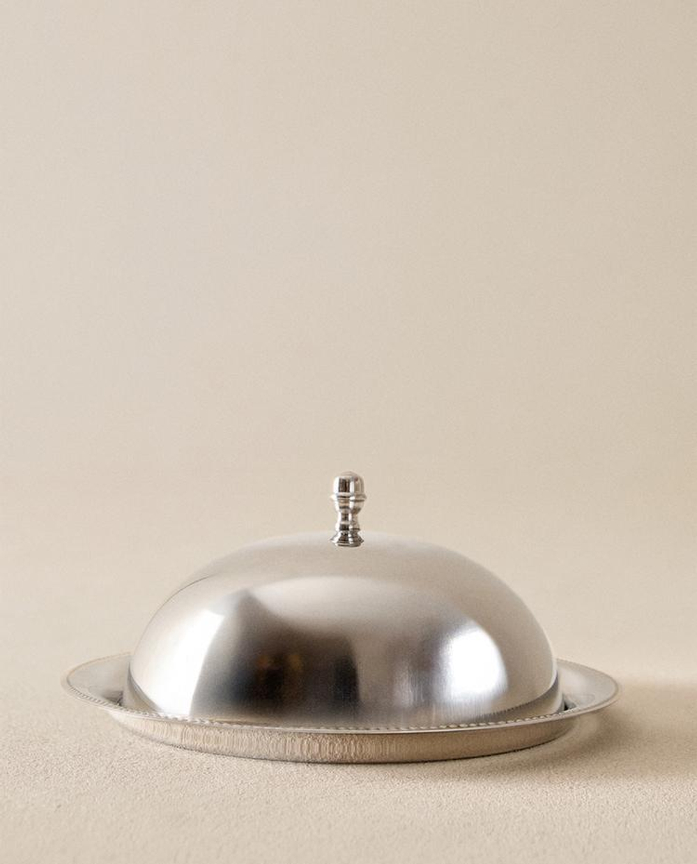 ZARA HOME ПОДНОС СО СТАЛЬНЫМ КУПАЛОМ, СЕРЫЙ