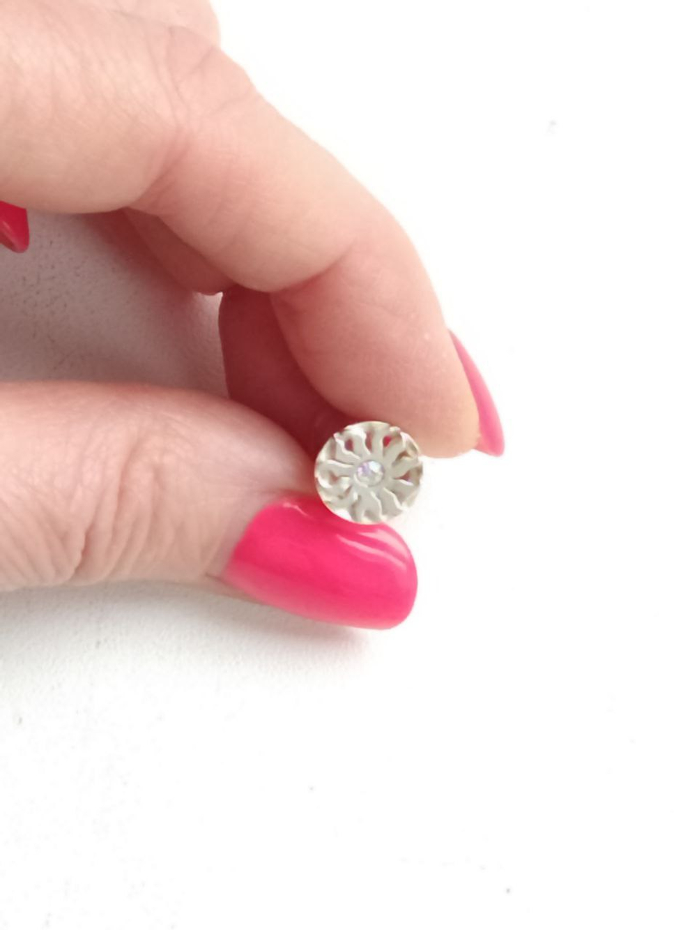 Плага для уха цветок с радужным камнем, серебро