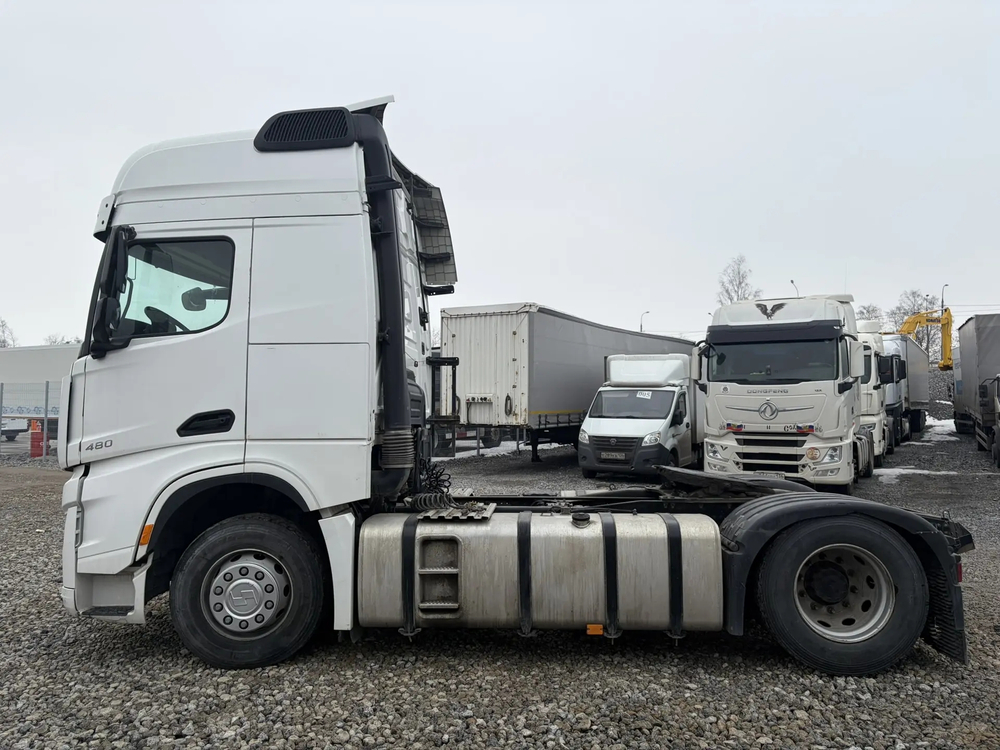 Shacman (Shaanxi) SX* 4x2 Седельный тягач SX4188YY381 (Дизельный, 12,5 л, 473 л.с., МТ)