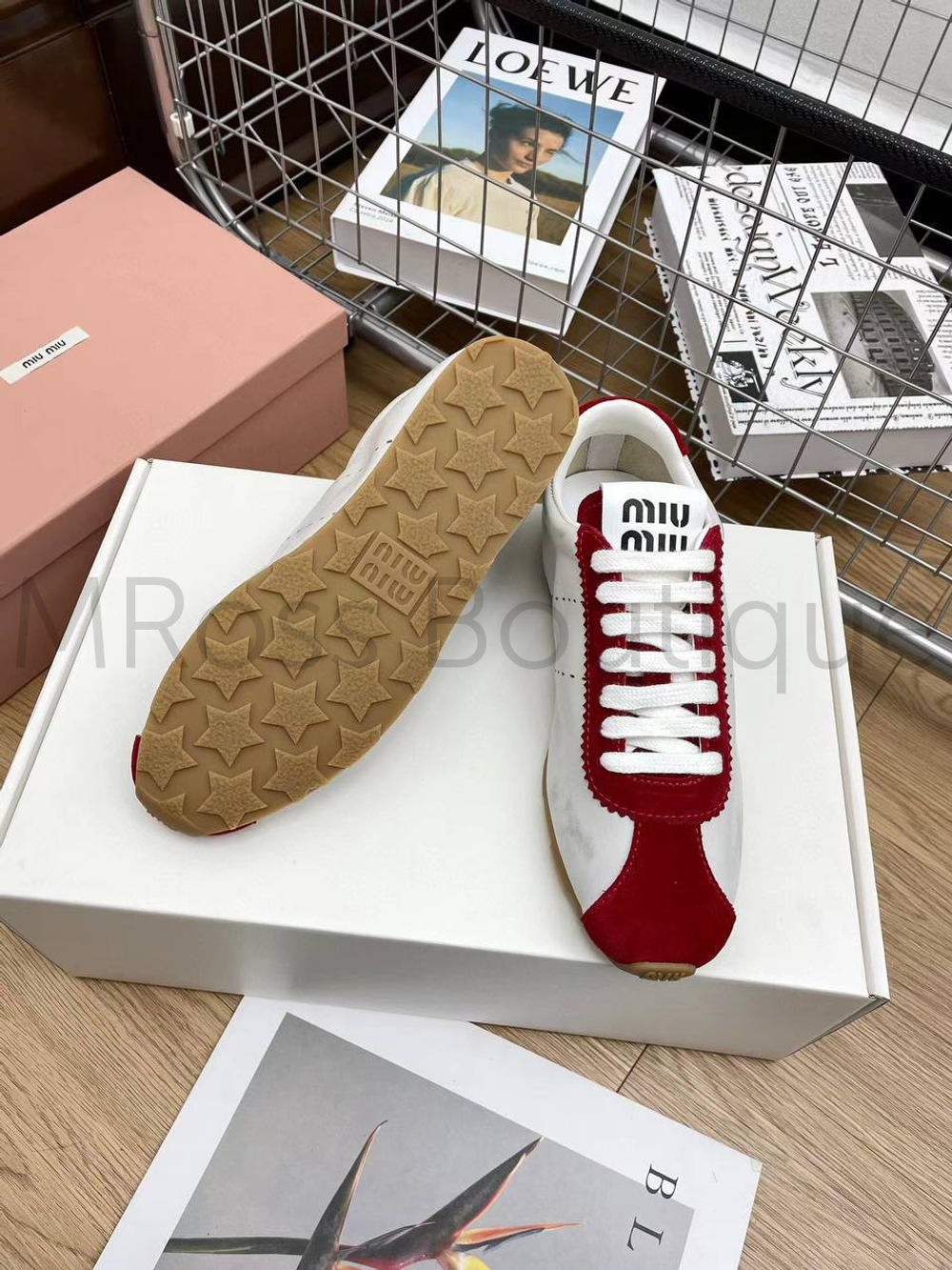 Женские кеды Miu Miu в красно-белом цвете с логотипом