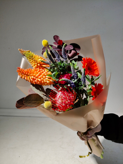 Стильный букет-кулек в яркой гамме (С0058)