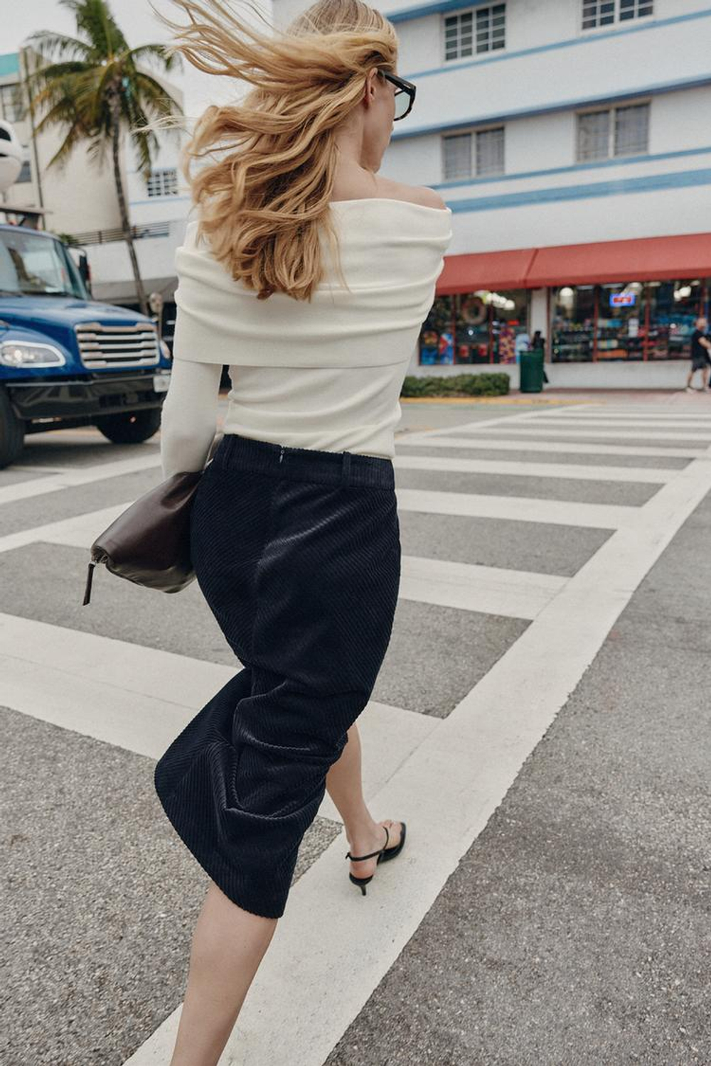 ZARA СВИТЕР С ОТКРЫТЫМИ ПЛЕЧАМИ, БЕЛЫЙ