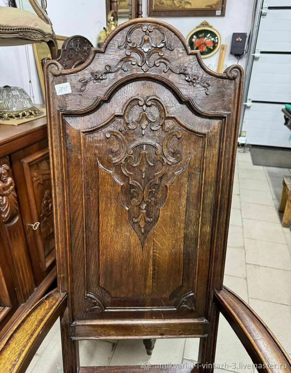 Антикварное деревянное кресло