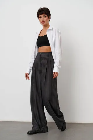 Брюки с защипами в полоску темно-серого цвета