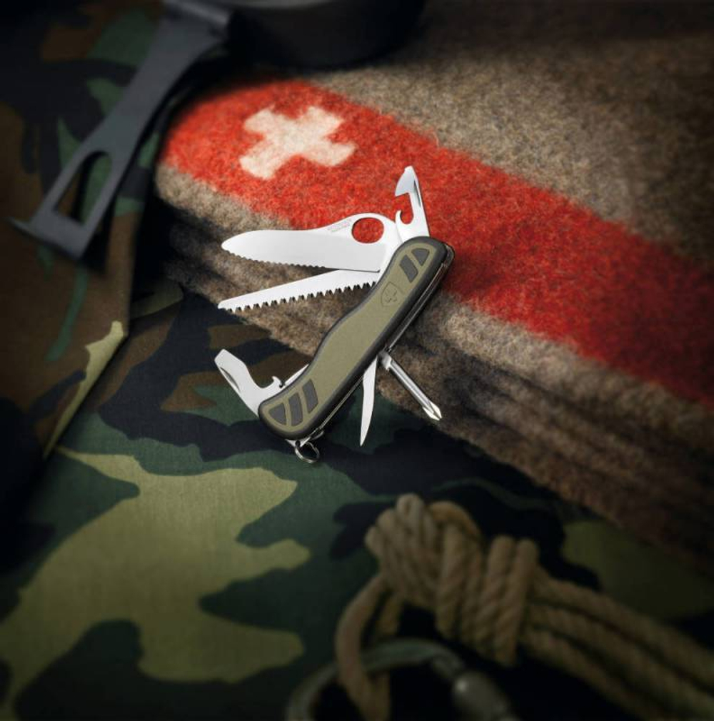 Нож перочинный Victorinox Military (0.8461.MWCH) 111мм 10функций зеленый/черный