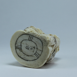 Нэцкэ Монах с мешком на плече