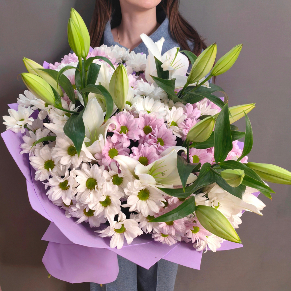 Букет из белых лилий и кустовых хризантем
