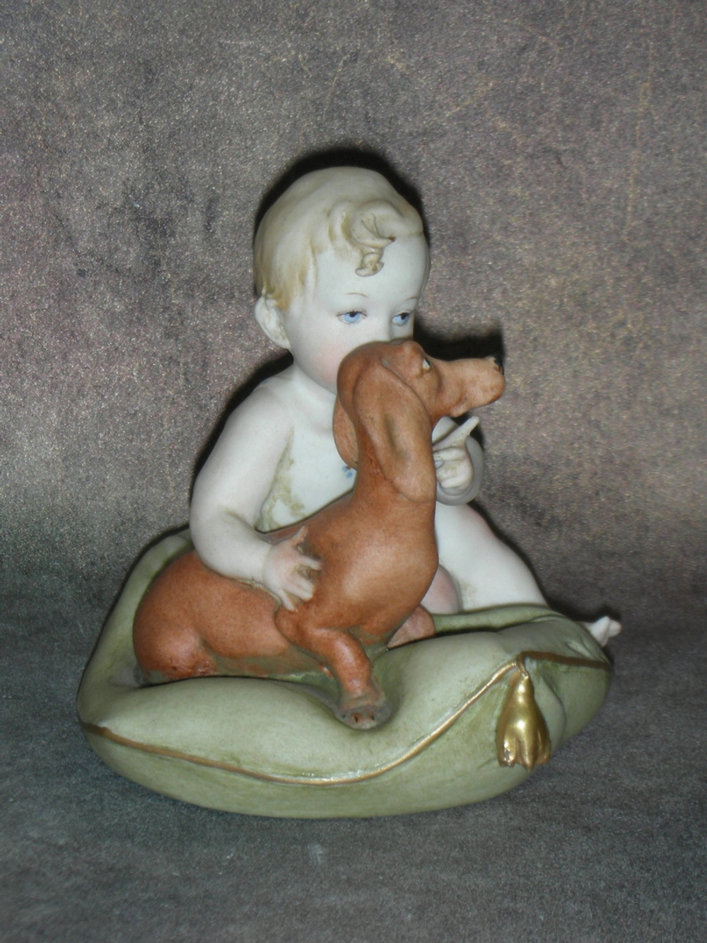 Статуэтка. Фарфор. Малыш с таксой на подушке. Capodimonte. Италия