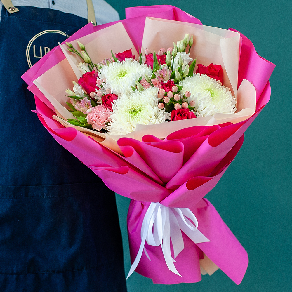 Малиновый букет с одноголовой хризантемой и розами