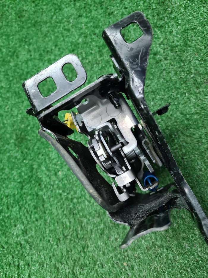 Кронштейн фары правый BMW 3er G20 (2018-н.в.)