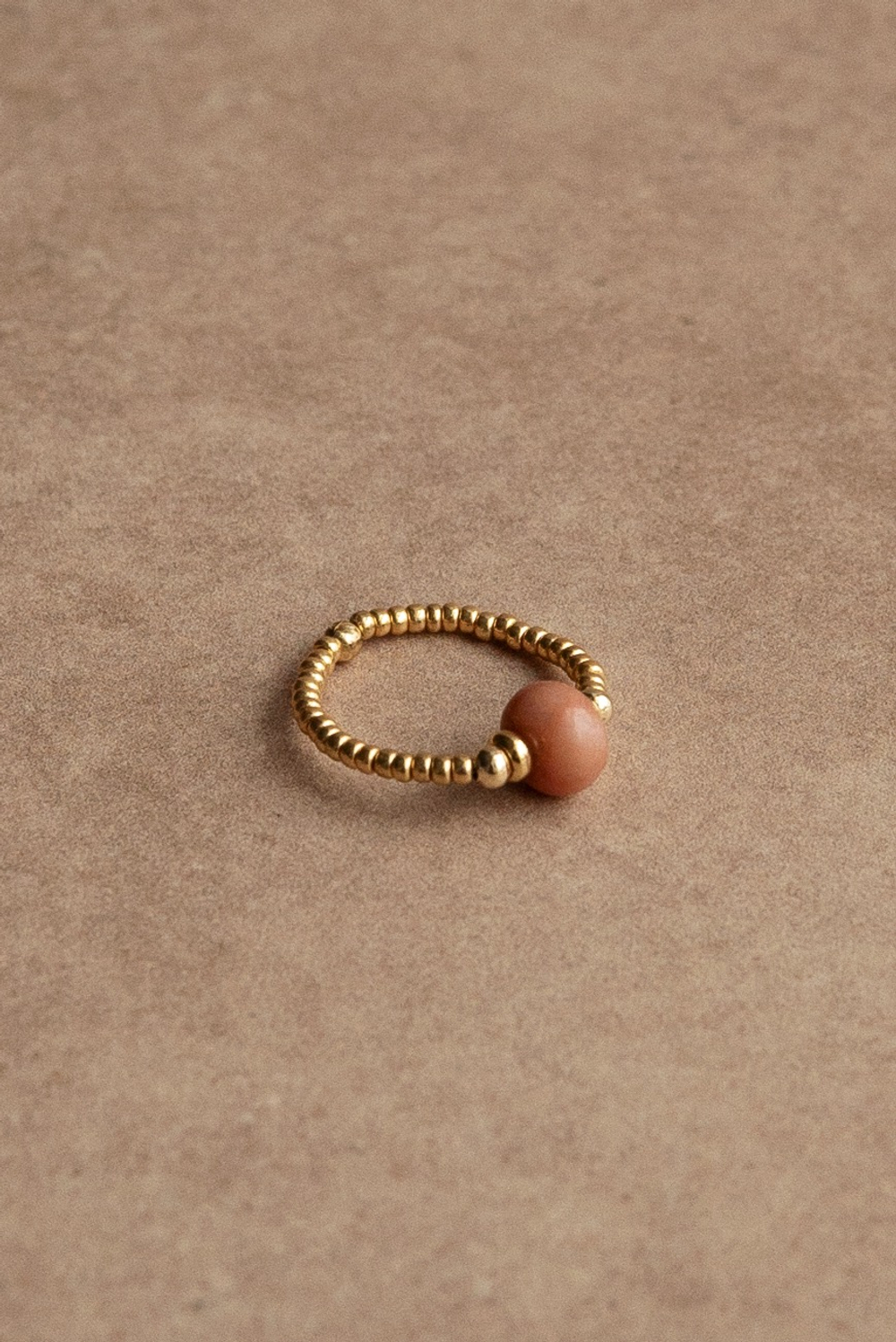 Кольцо из бисера с родохрозитом