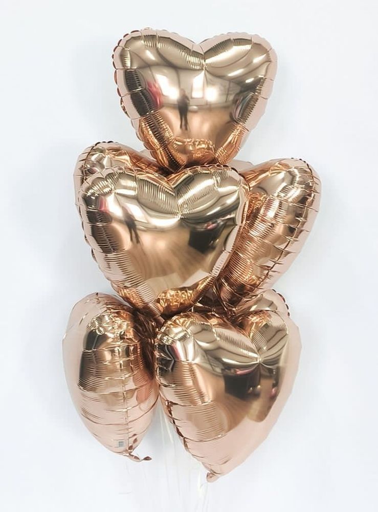 Фонтан из золотых фольгированных сердец с гелием
