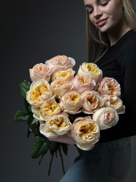 Букет из 15 персиковых пионовидных роз под ленту
