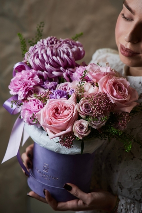 Композиция в шляпном боксе из 25 пионовидных роз и эвкалипта