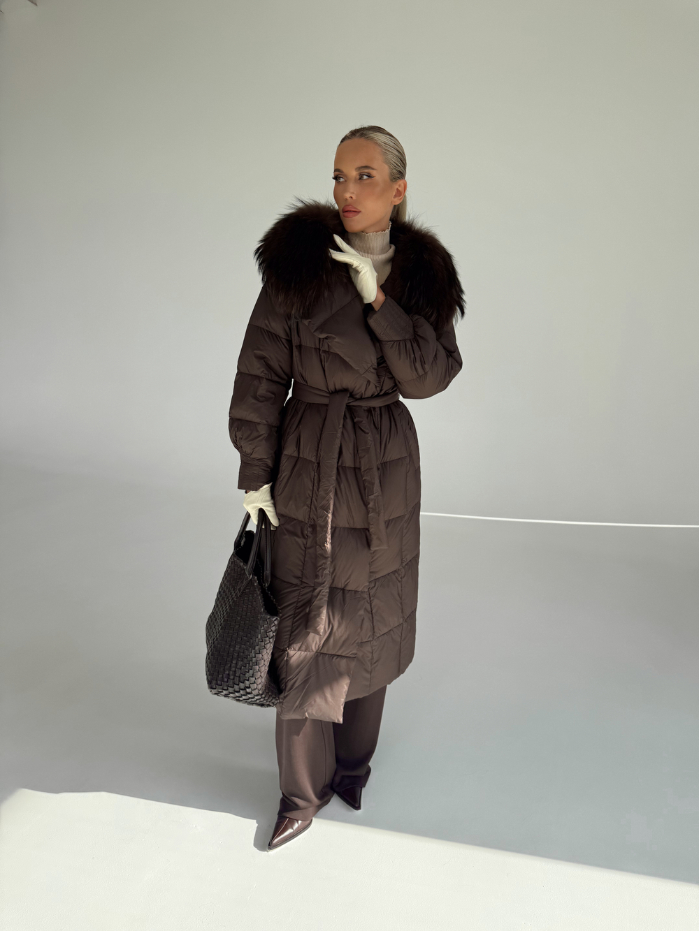 Пуховик с воротником и манжетами в длине миди