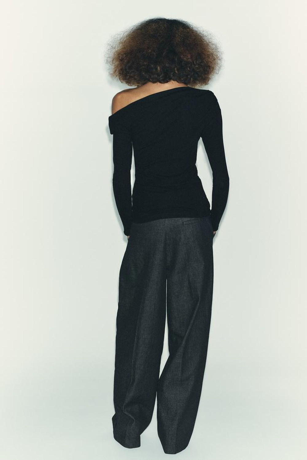 ZARA МЯГКАЯ АСИММЕТРИЧНАЯ ФУТБОЛКА, ЧЕРНЫЙ