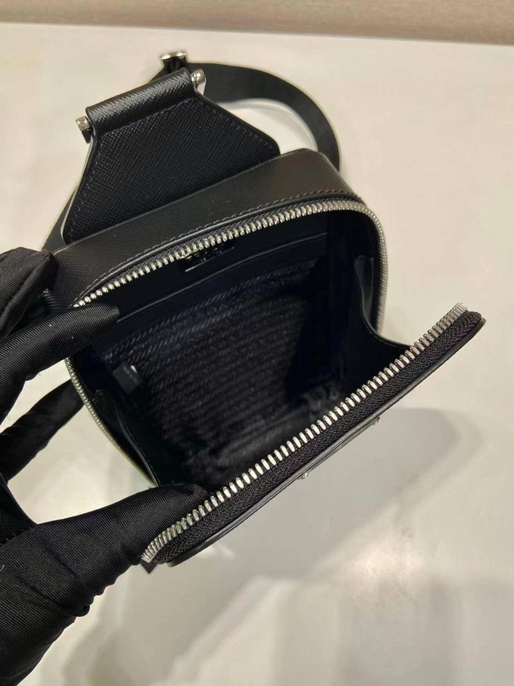 Сумка-слинг Prada