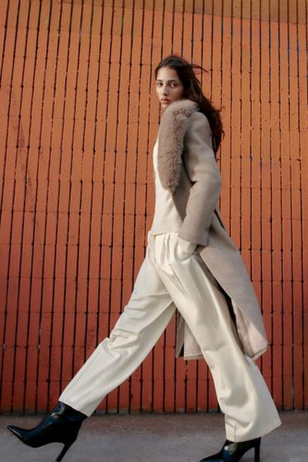 Шерстяной пальто с искусственным меховым воротником - ZARA
