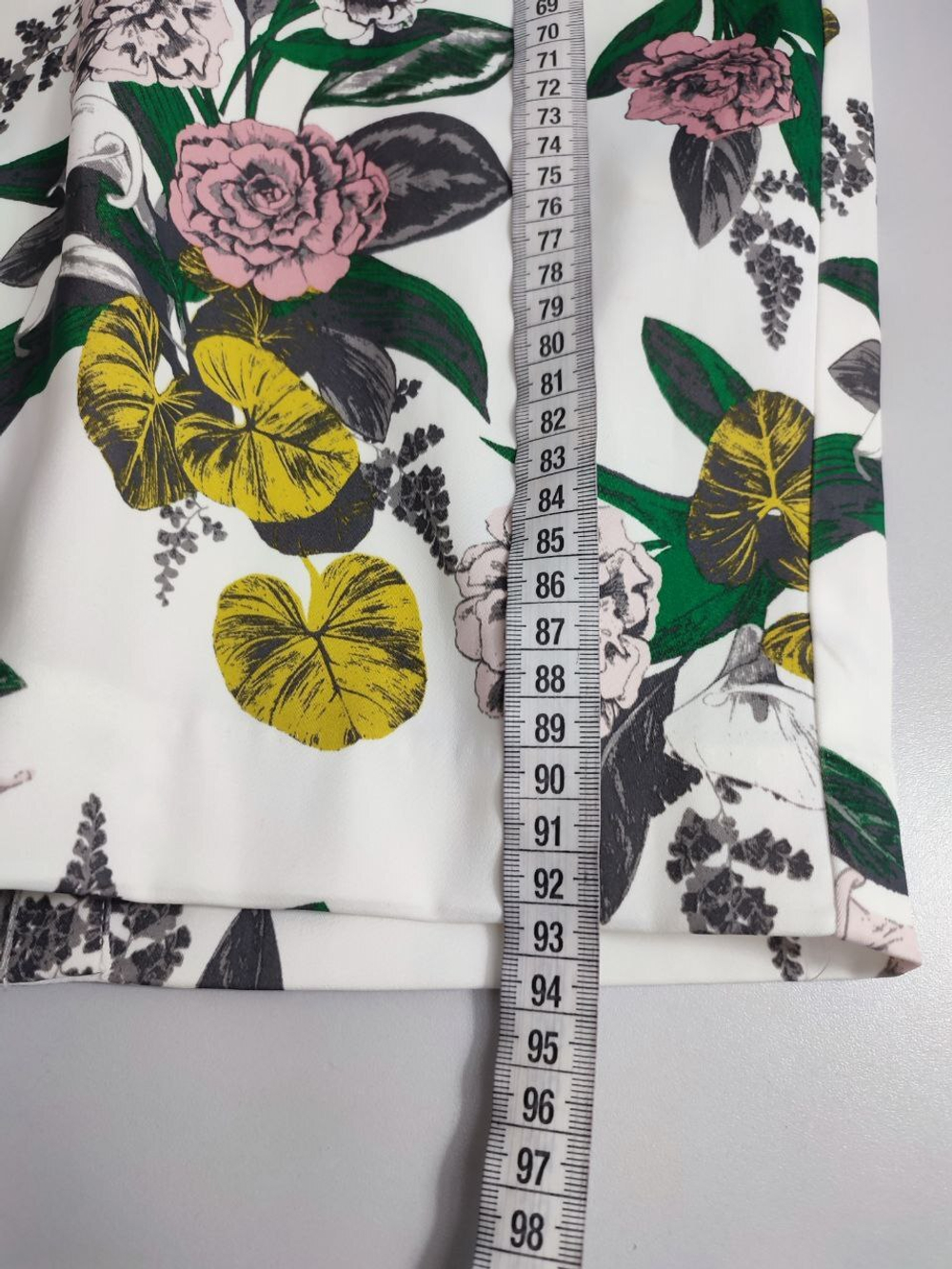 Платье H&M с цветами 42 размер