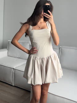 Платье короткое, с квадратным вырезом, расклешенное