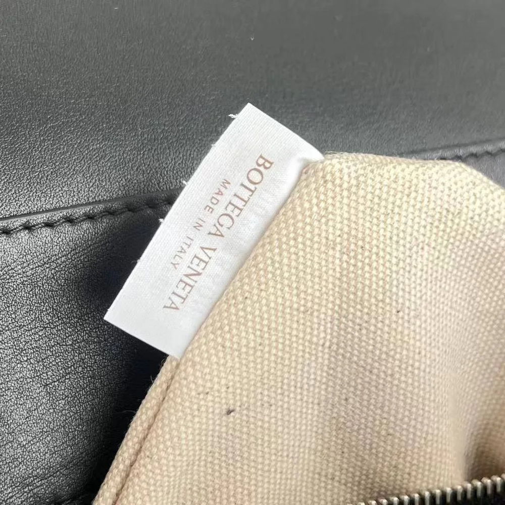 Черная сумка-мессенджер Bottega Veneta Andiamo Small