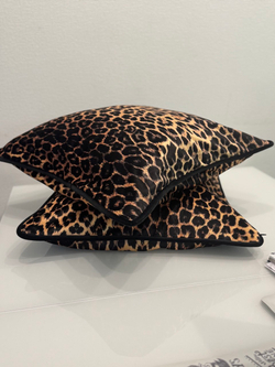 Подушка бархатная с принтом шкуры леопарда