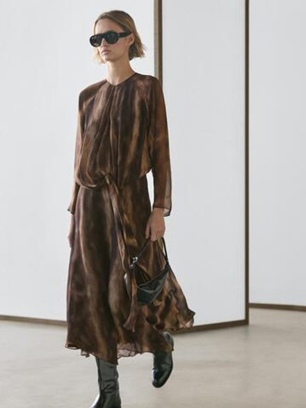 Massimo Dutti Платье из струящейся ткани с анималистическим принтом, коричневый