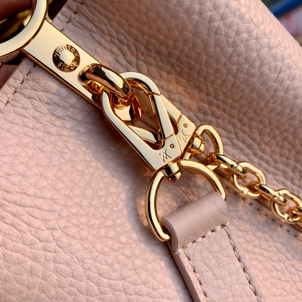 Louis Vuitton Capucines MM