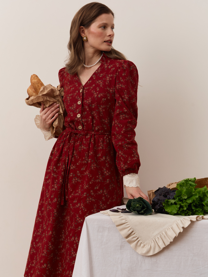 Платье с воротником стойкой