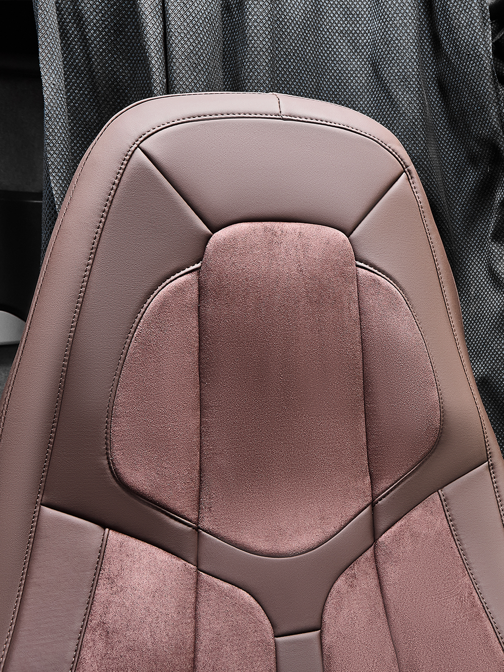 Чехлы Люкс VOLVO FH-13 после 2018 года: водитель от сиденья, пассажир от стойки кабины (один вырез под ремень) (экокожа, коричневый, коричневая вставка)