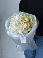 Букет сборный из кустовых пионовидных роз, диантусов, гортензии и ромашек