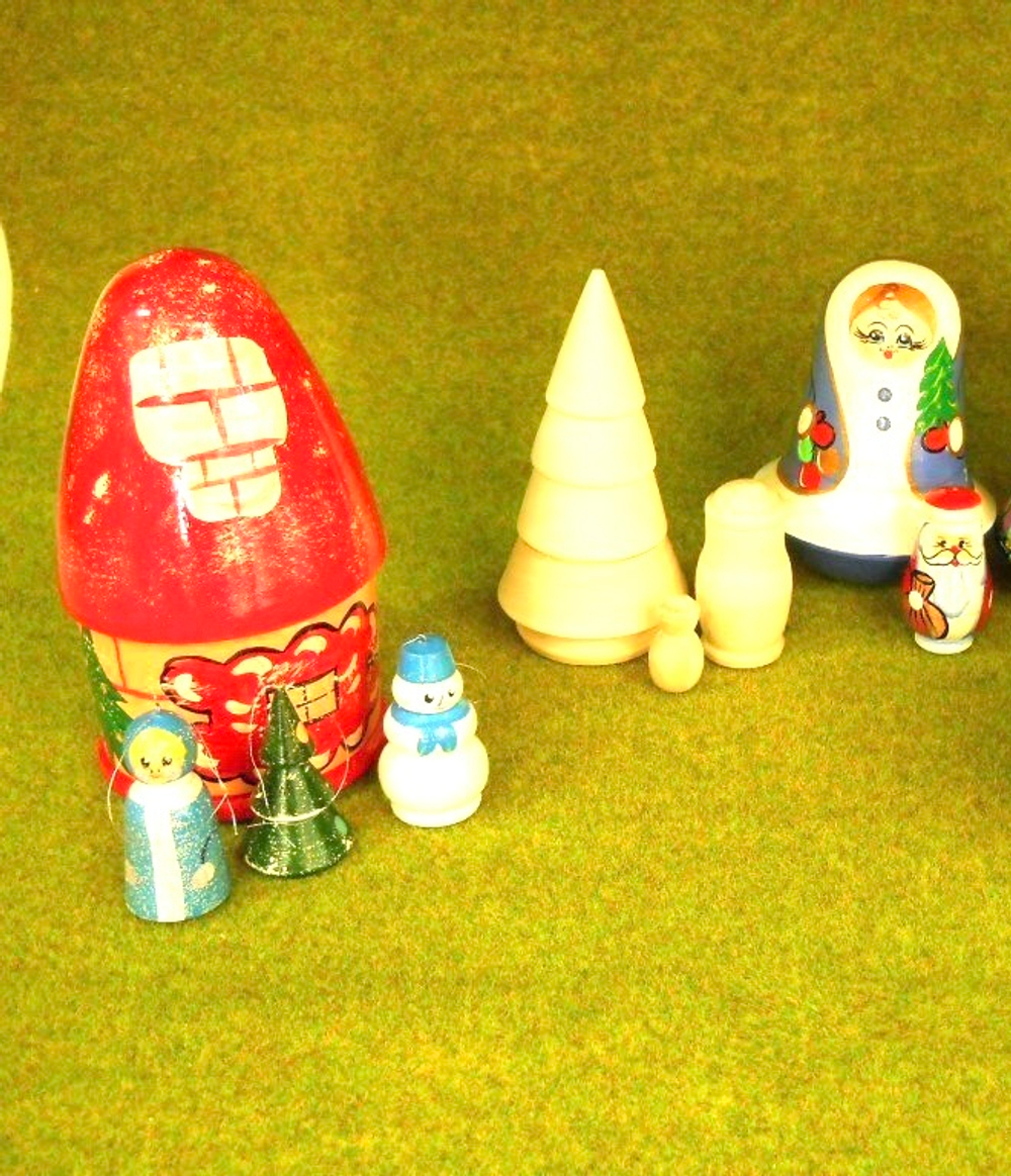 Матрешка. Деревянная избушка с елочными украшениями расписная ёлочные игрушки