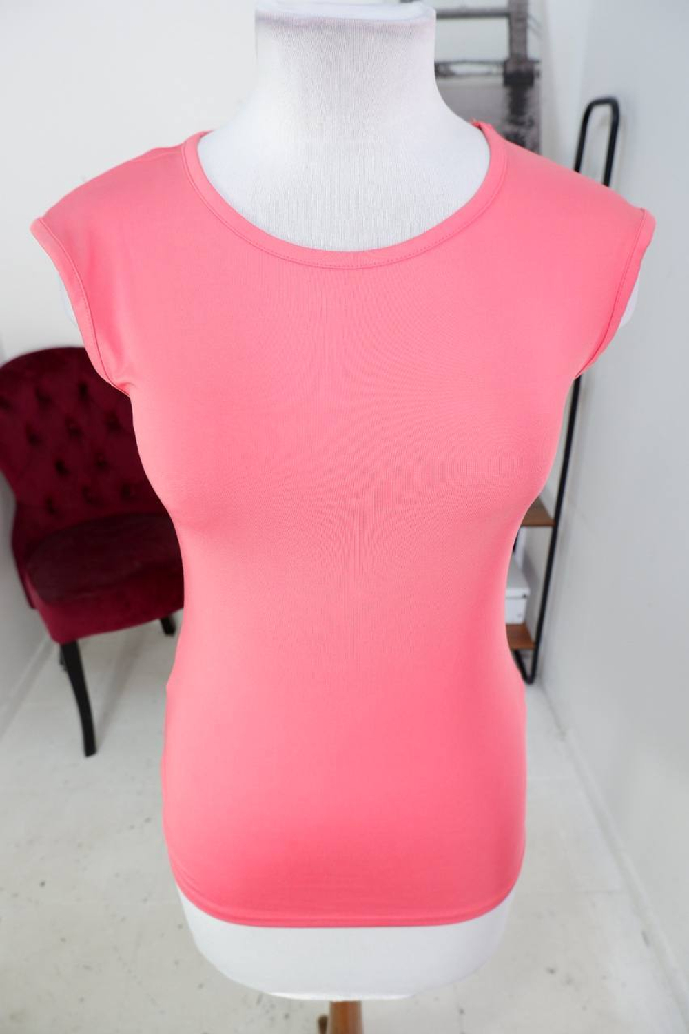 Футболка Oodji обтягивающего кроя, маркировка М, визуально на 46 размер