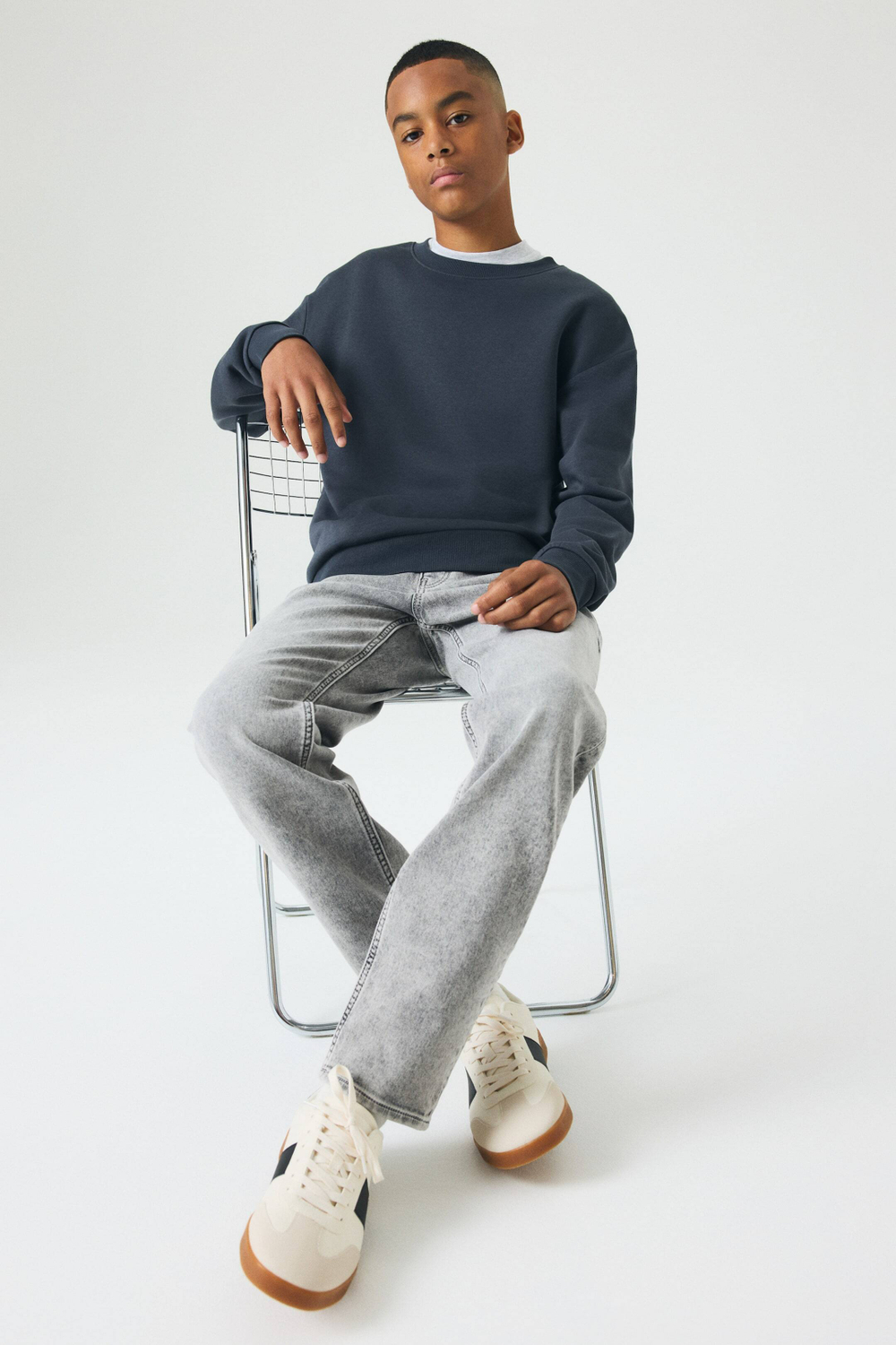 H&M Джинсы свободного кроя с зауженным кроем, светло-серый