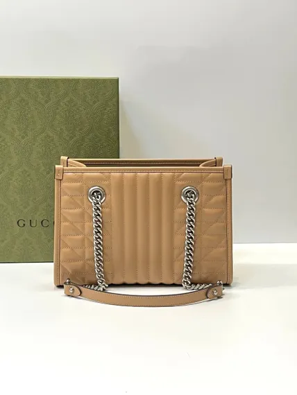 Маленькая сумка-тоут Gucci GG Marmont коричневый