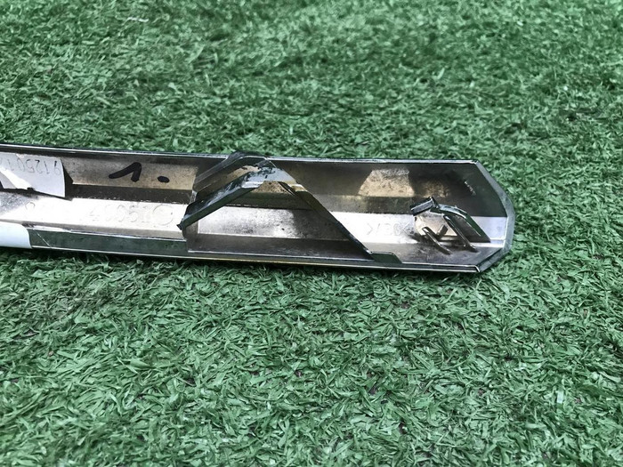 Молдинг переднего бампера левый Lada Vesta (22-нв)