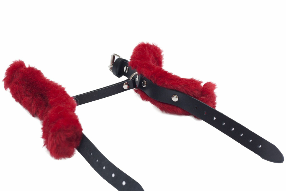 Черные базовые наручники из кожи с красной опушкой (Цвет: черный с красным)