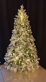 Заснеженная ель с гирляндой «Барокко» теплый свет (Литая+пвх) 150 см / 1,5 м