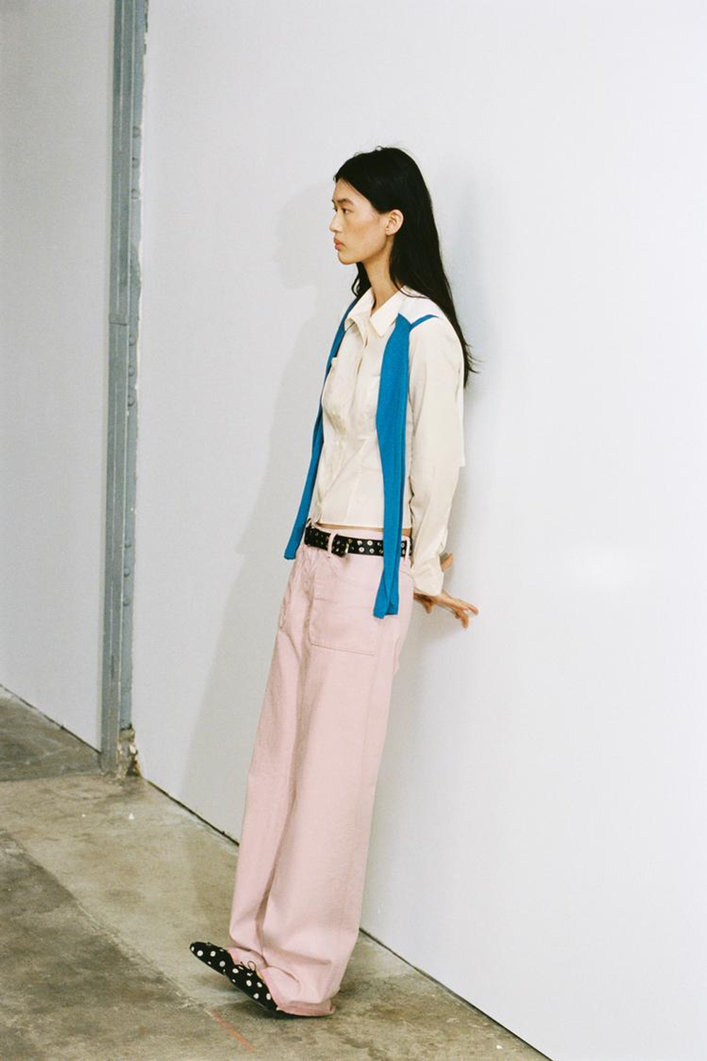 ZARA ПРИТАЛЕННАЯ РУБАШКА ИЗ ПОПЛИНА, КРЕМОВЫЙ