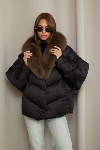 Черно-коричневый пуховик с меховым воротником
