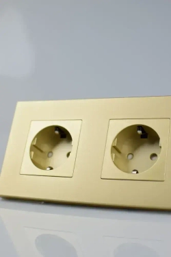 Розетка золотая с заземлением, двойная розетка с защитными шторками
