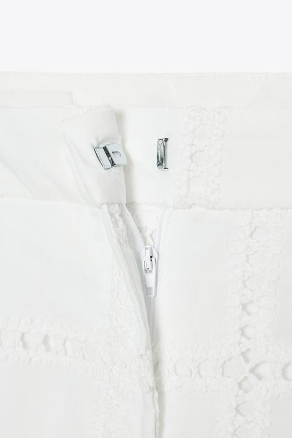 ZARA ПРЯМЫЕ БРЮКИ С ПЕРФОРИРОВАННОЙ ВЫШИВКОЙ, БЕЛЫЙ