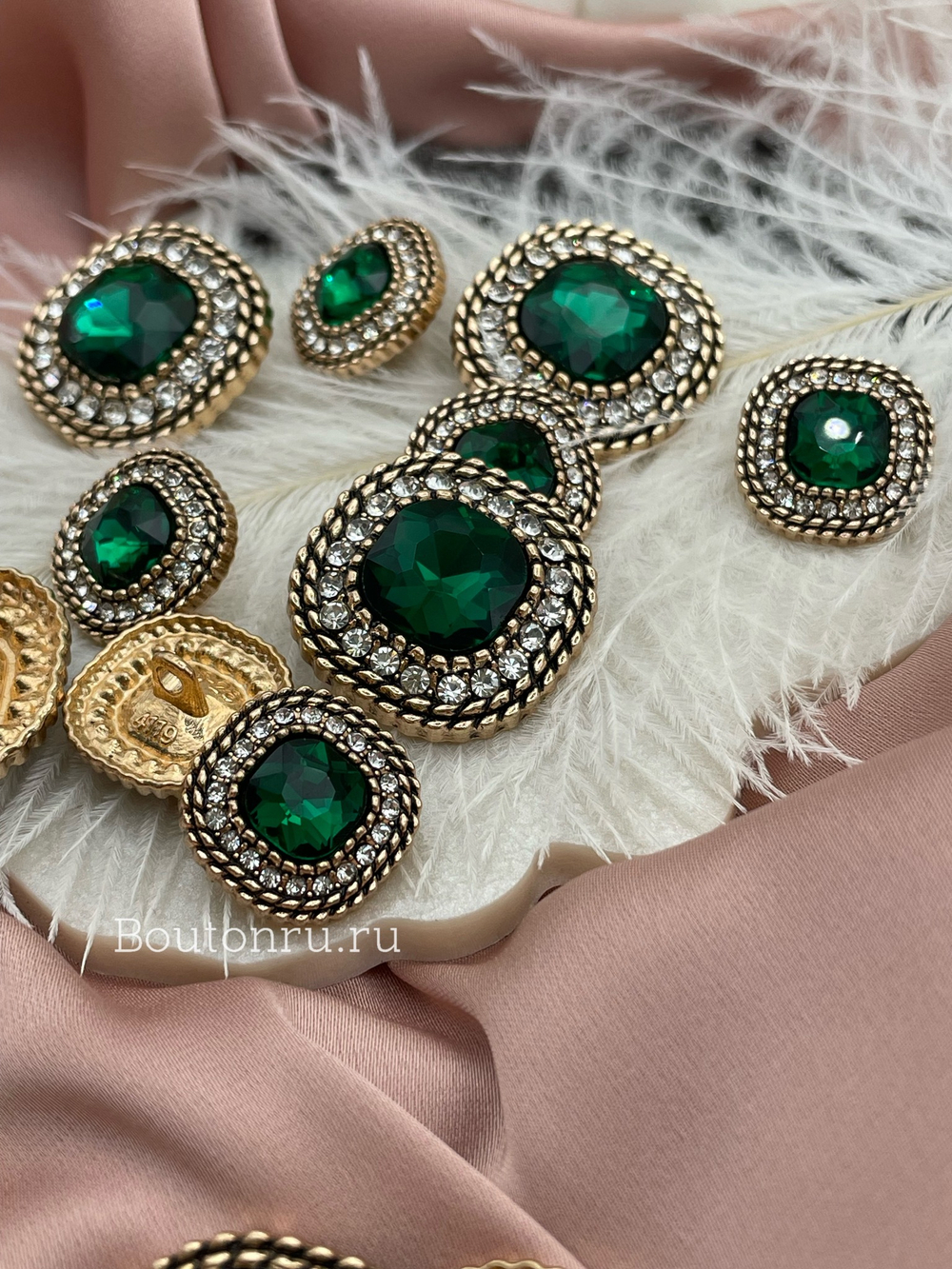 Пуговицы Квадрат золотые зеленые (изумрудные) со стразами и косичкой