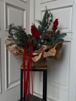 Композиция из хвои с заснеженными ветками, лентами и шарами