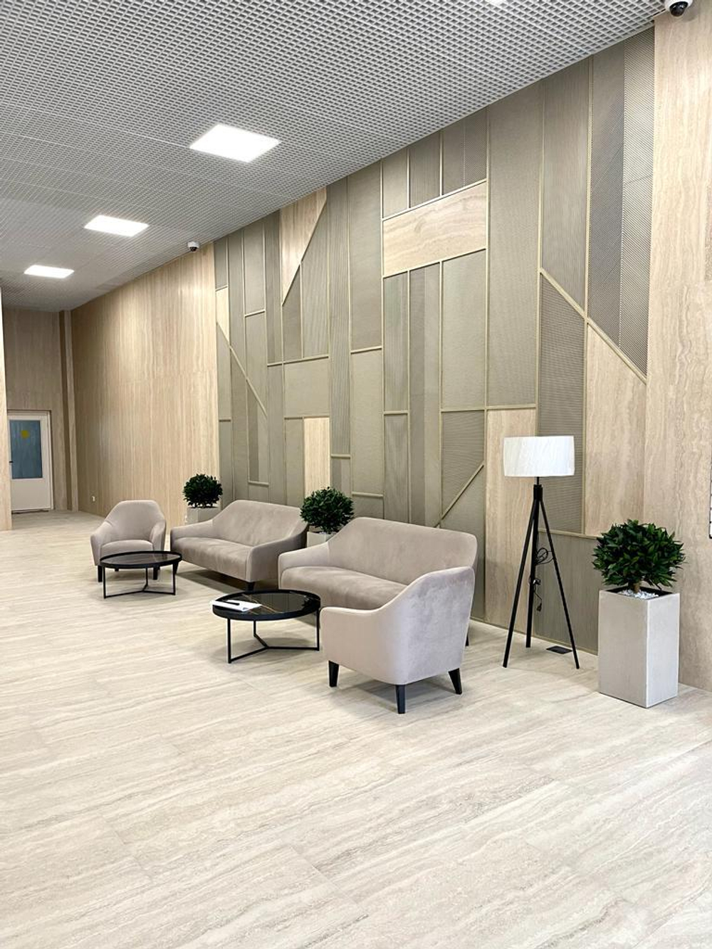 6.23. Искусственные деревья в кашпо для строительной компании "AVA Group"