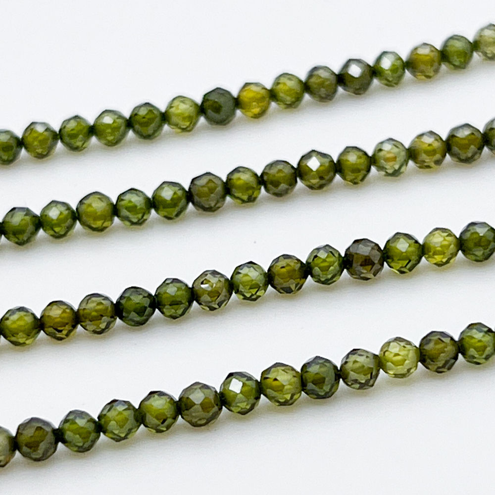 Фианит (кубический цирконий), цвет зеленый травяной, размер 3 мм, цена за нить около 130 шт (38 см)