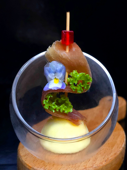 Канапе с пармской ветчиной и дыней