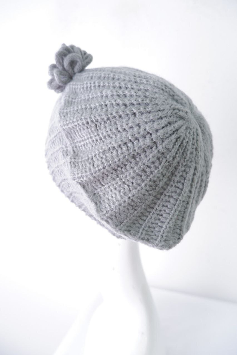 Берет серый вязаный